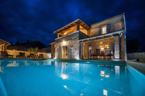Beautiful Villa Tomani with Pool, Basketball and Volleyball Field